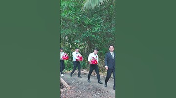 Đám cưới: Đội bê tráp tháp tùng chú rể đi rước dâu