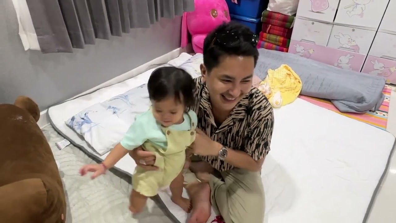 กลับถึงขอนแก่นแล้วครับ รีบหอมแก้มเพชรพลอยเลย คิดถึงมาก