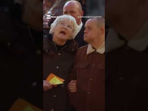 Video Il regalo di Kate ai sudditi: la principessa a sorpresa suona il piano con Charlotte