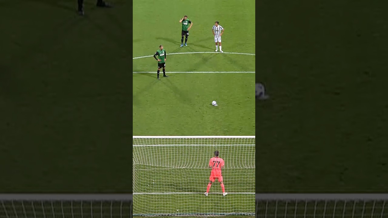 Buffon le gana el duelo a Berardi desde el punto de penalti