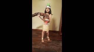 Baile y ropa típica de la Región selva para niña de material reciclado.