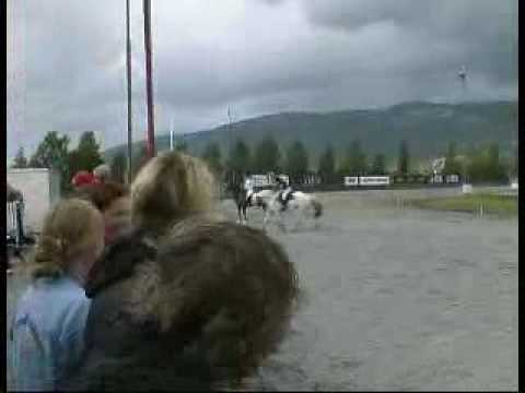 Linn og Hans hopper 130 cm.wmv