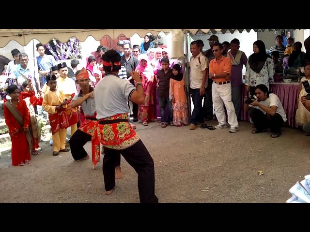 BerSilat Depan Pengantin. class=