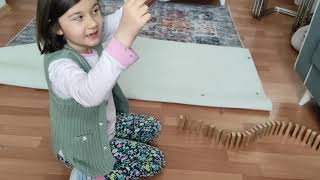 Ceyda Jenga Ile Oynuyor