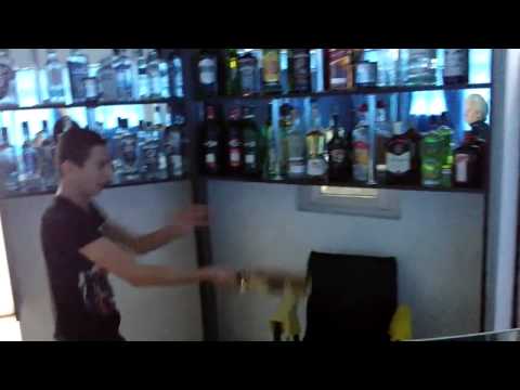 დაბოლილი ყვავი   გიჟი ბარმენი