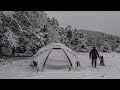 Camping sous tente chaude dans de fortes chutes de neige avec mon chiencamping dhiverpole  bois