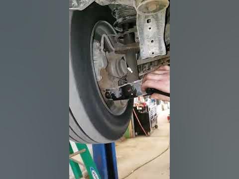 Diagnosis of a bad wheel bearing - YouTube