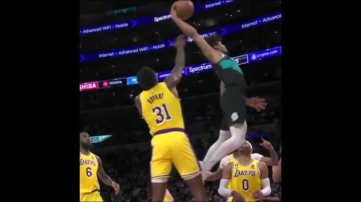 Shaedon Sharpe EXPLOSIVE tomahawk putback dunk