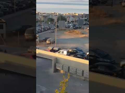 Atascos y bocinas de los porteadores a las puertas del hospital
