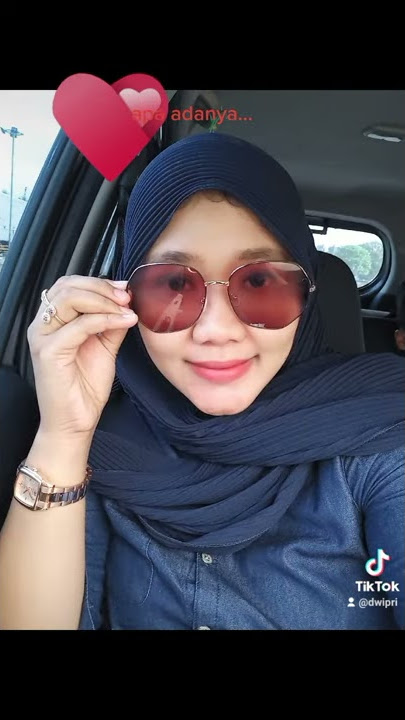 Cewek Tante Kacamata Hitam Tiktok Hot Sexy Seksi Dadada...