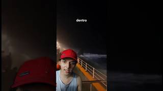 uma embarcação filmou algo assustador no meio do oceano #shorts