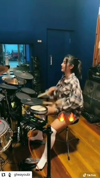 Ghea Youbi bermain Drum