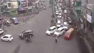 BIADAB.. SEORANG POLWAN DITABRAK ANGKOT.!!!