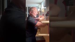 Unsere Schüler im Wing Chun Tempel trainieren schon in den ersten Stunden an der Holzpuppe Dummy 🙏