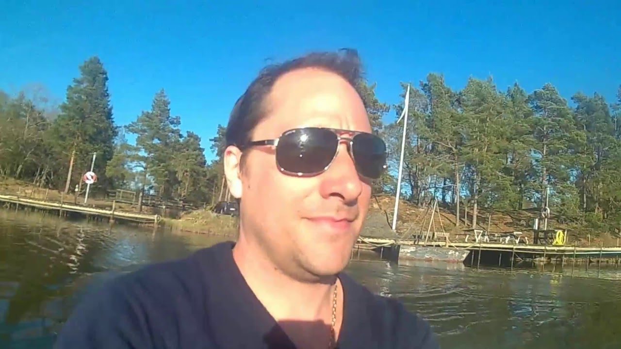 AMATÖR sjösätter och provkör roddbåt