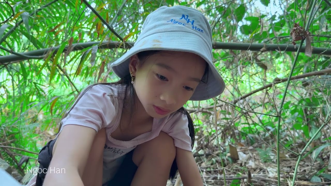 Хан ловит улиток у ручья — варит кашу, чтобы позаботиться о Лили и ее щенках.