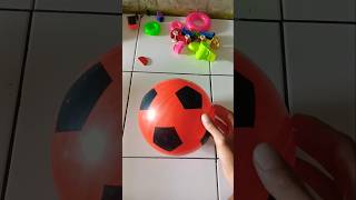 Bola Sepak Warna Merah