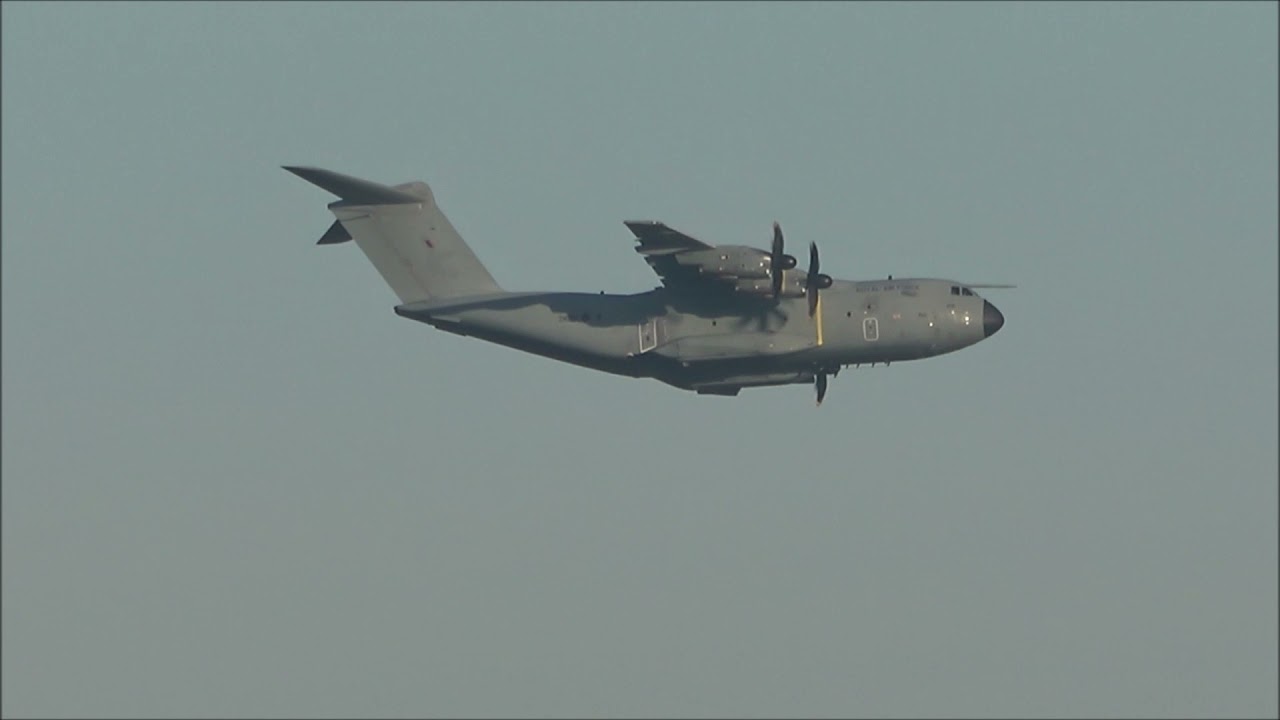 ZM406 A400 RAF passes Rowston low level.