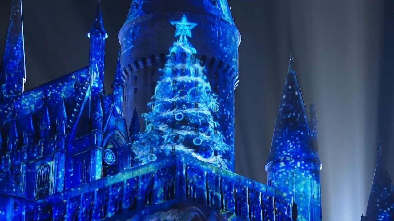 Le château d'Harry Potter s'illumine pour Noël dans le parc