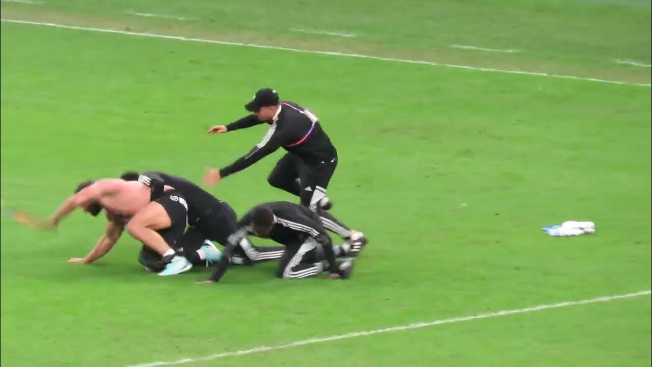 Live! Crazy Fan runs on field streaking Argentina VS Netherlands 2022