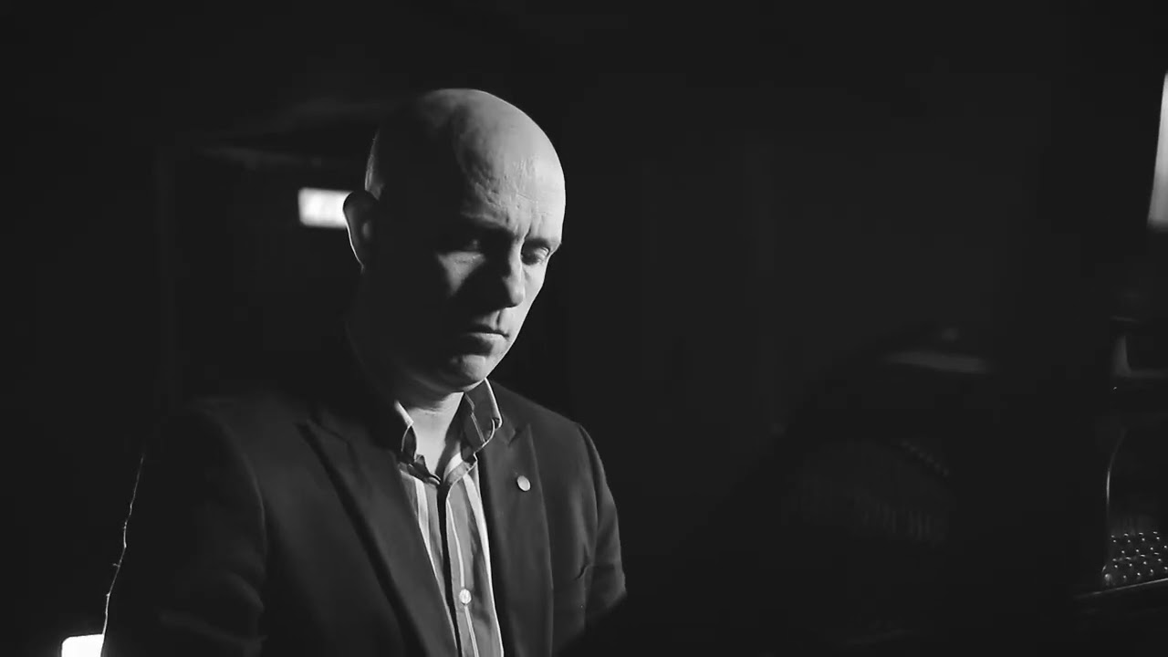 MATT - Suffolk based cocktail pianist available for weddings and parties.