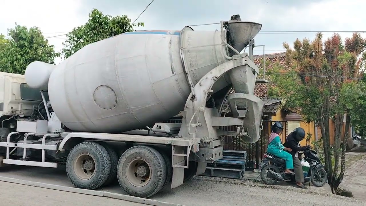 HIDUP DI DESA. COR DASAR JALAN LINTAS PERBATASAN JATENG-JATIM