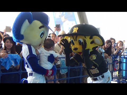 赤ちゃんをあやすドアラとトラッキー