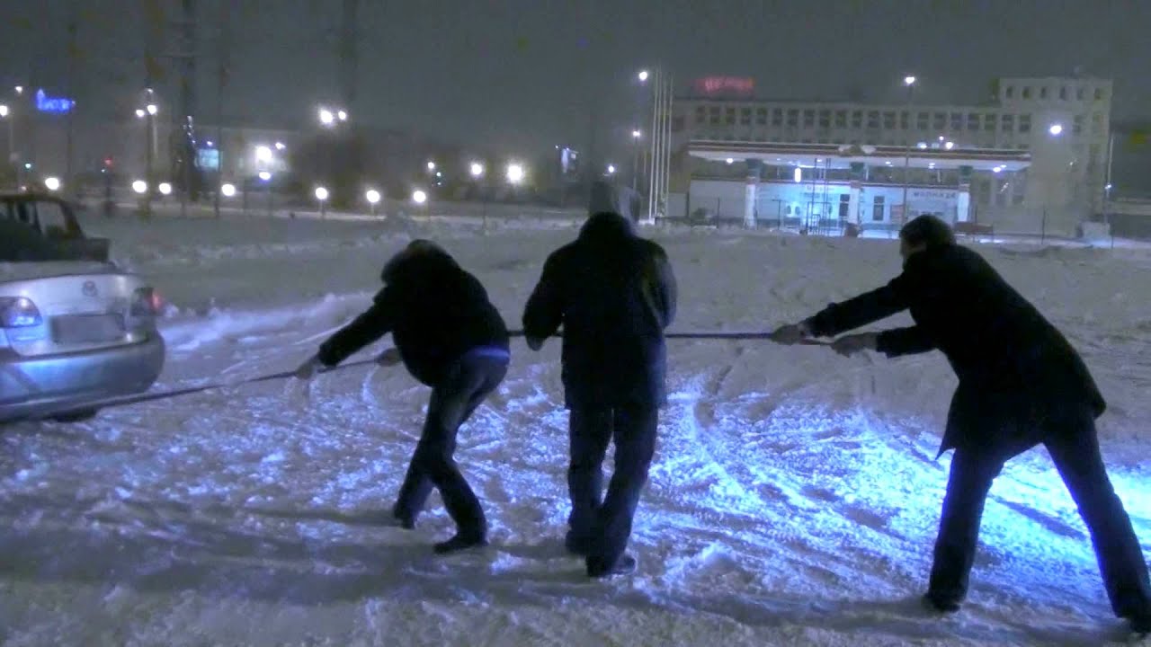 Как вытащить машину из сугроба втроем - YouTube