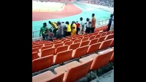 Shabiki wa simba achezea kipigo cha mbwa koko kutoka kwa mashabiki wa yanga