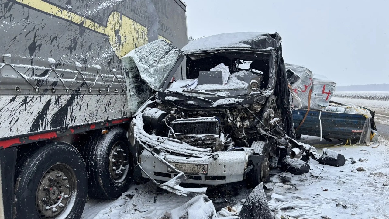 «Валдай» попал в тиски двух фур. Водитель погиб