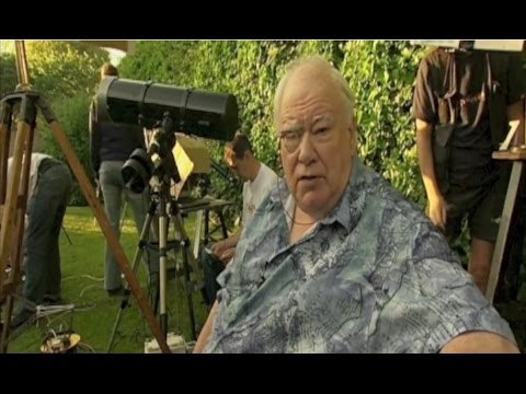 Video: Sir Patrick Moore, Astronom, Kringkaster Og Spillmester, Dør