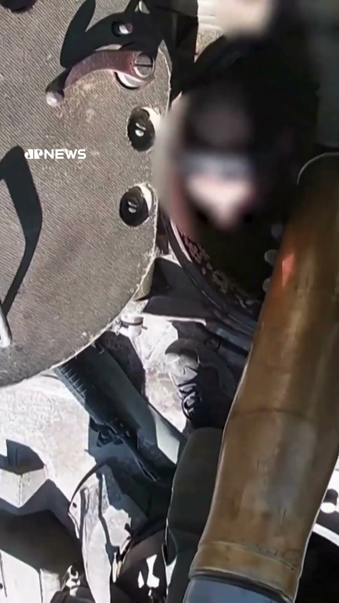 Exército israelense divulga imagens de apreensão de armas e tanques na Síria #shorts