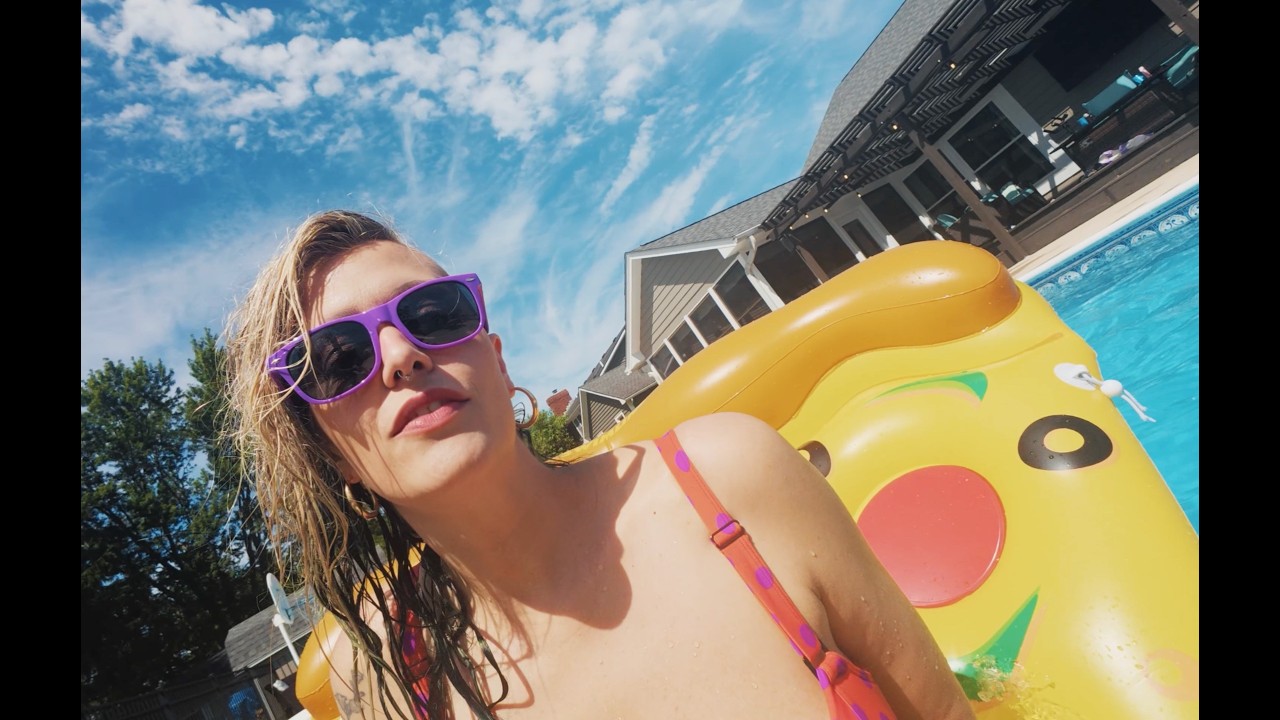 Guarda Kim Beyer - Deep End feat. AJB (Official Music Video) su YouTube Guarda Kim Beyer - Deep End feat. AJB (Official Music Video) su YouTube