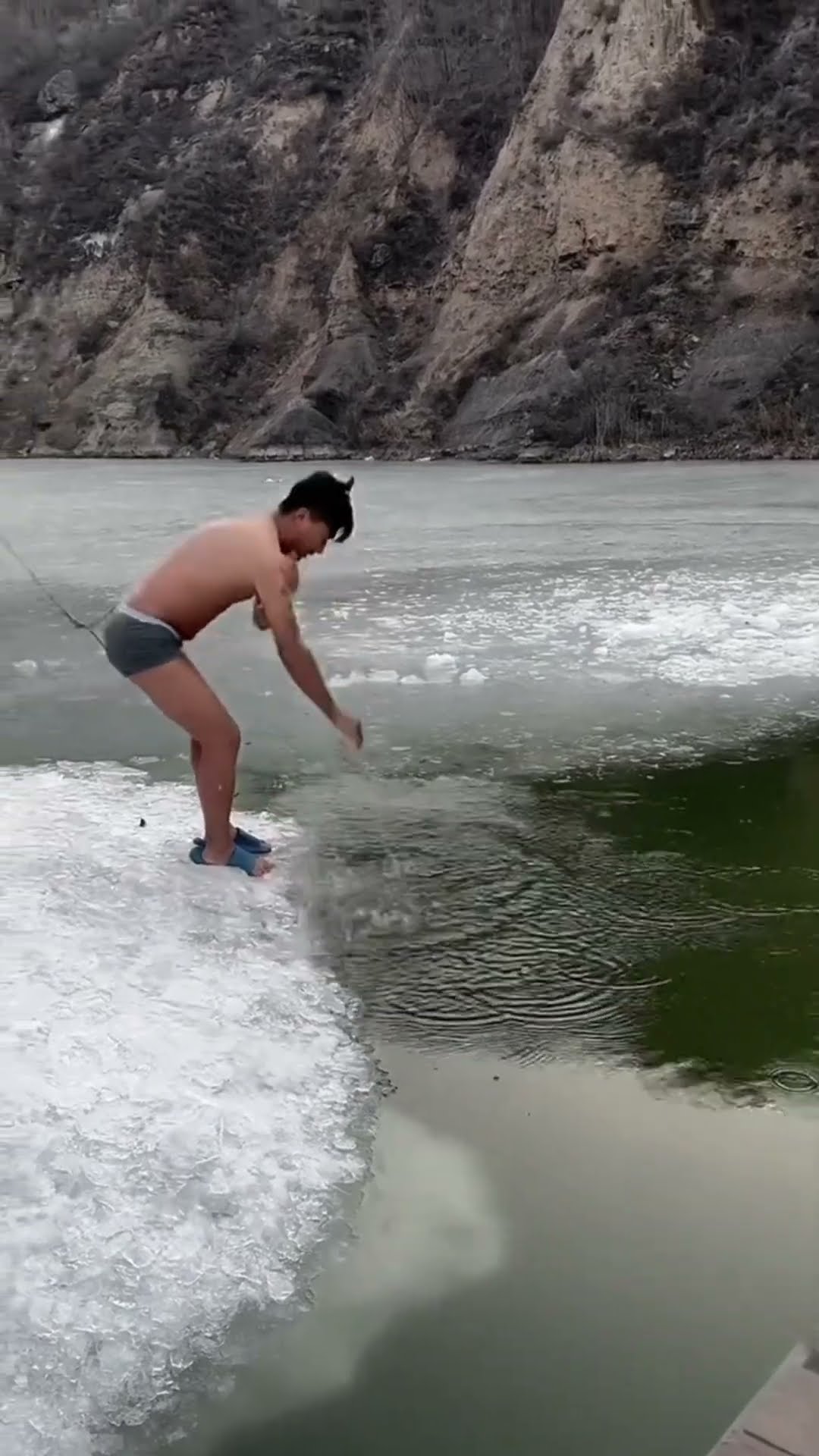 बर्फीले पानी में ये लड़का नहाने लगा #shortsvideo
