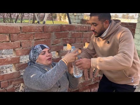 عامل دليفري خسر شغله بسبب انه ساعد ست مرميه في الشارع