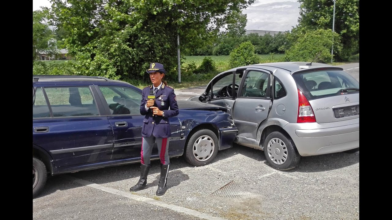 Polizia Stradale in azione: incidente con e senza feriti. Cosa fare