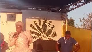 Ester Mphahlele wa manyalo okgala basadi