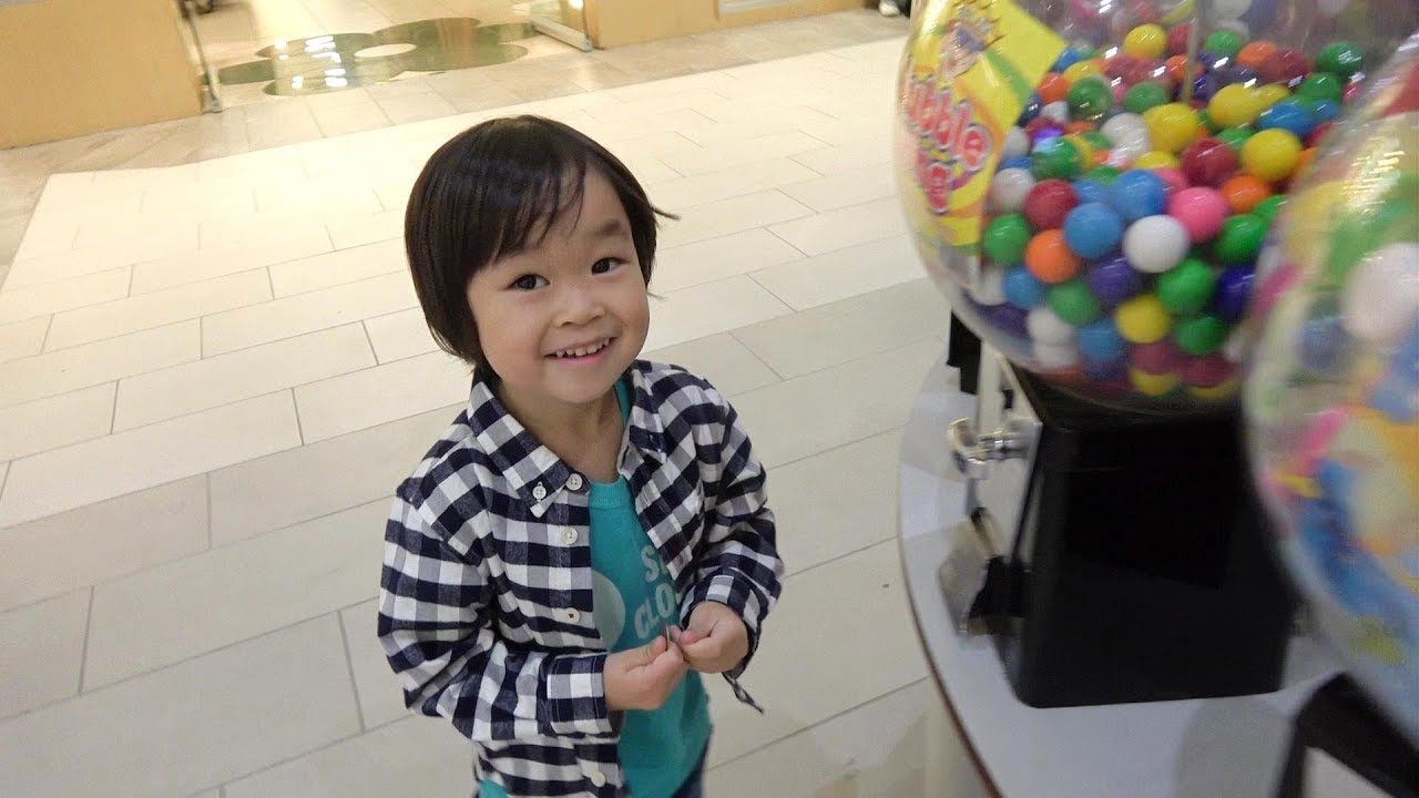 おでかけ トランプホテルへ泊まったよ！ガムのガチャポンやったよ！ハワイ  レオ★スマイル