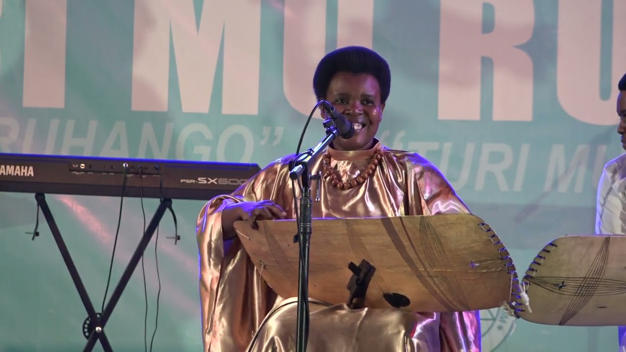 Umukirigitananga Nzayisenga Sophie na mubyara we baserukanye inanga mu murya 