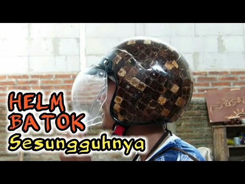 Helm Nyentrik dan Kerajinan  dari Batok  Kelapa  karya Pemuda 