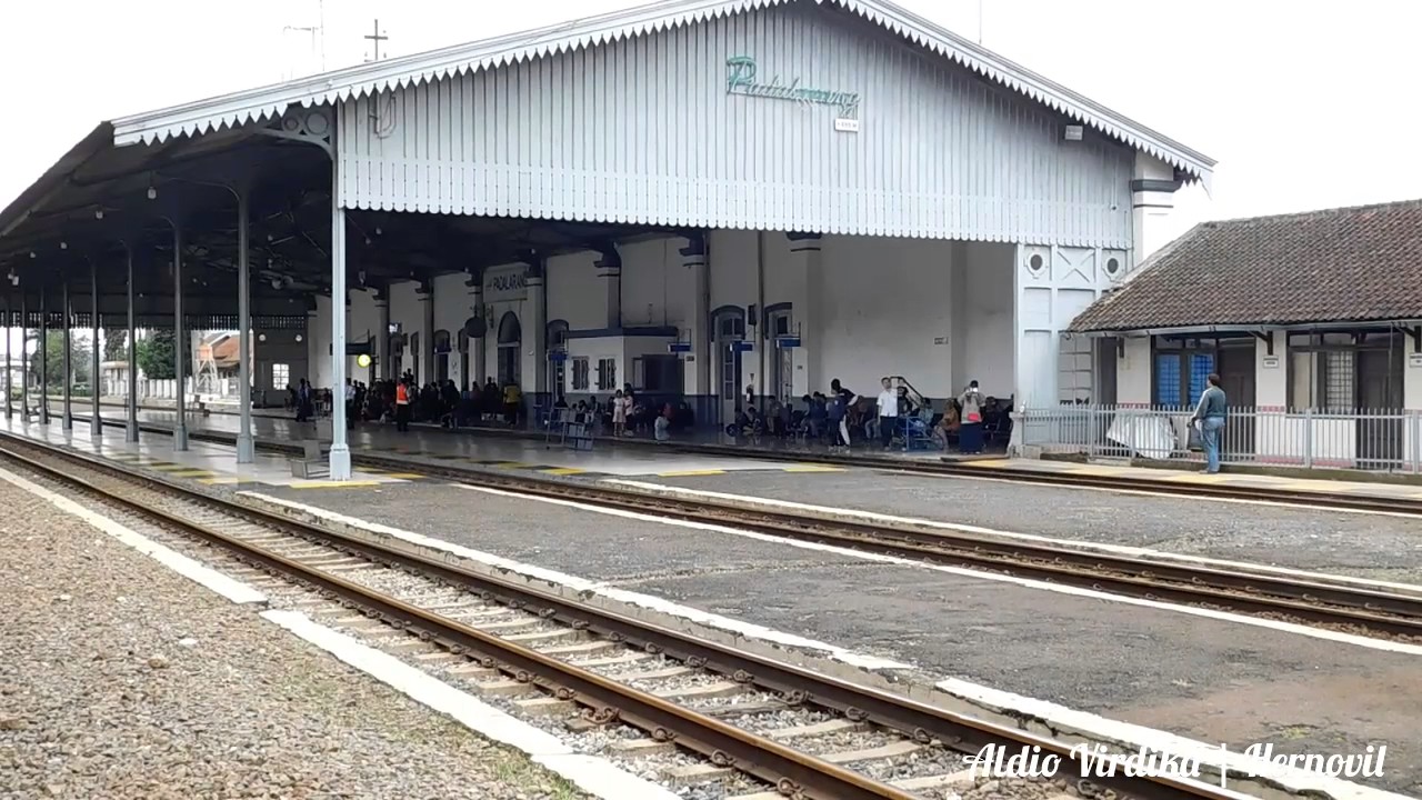 Kereta Api Argo Parahyangan Melintas Stasiun Padalarang 