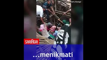 Anyaman Bambu Patah, Emak-emak Jatuh ke Kali Saat Makan Soto