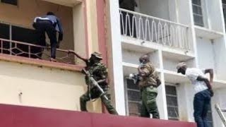 MAJAMBAZI WAVAMIA BENK YA EQUITY KENYA, POLIS MJINI KISUMU WAKIKABILIANA NAO IDADI YAO HAIJAJULIKANA
