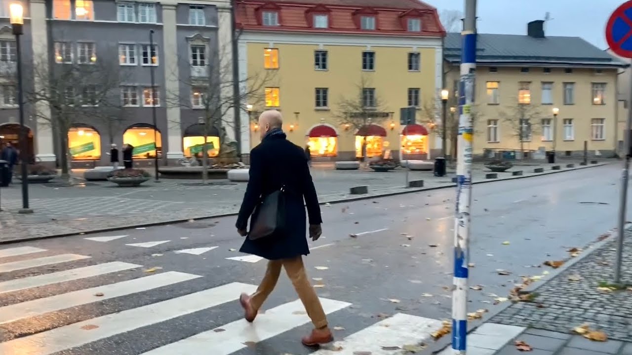 Virtual walk through Södertälje center. Christmas lights and street sounds