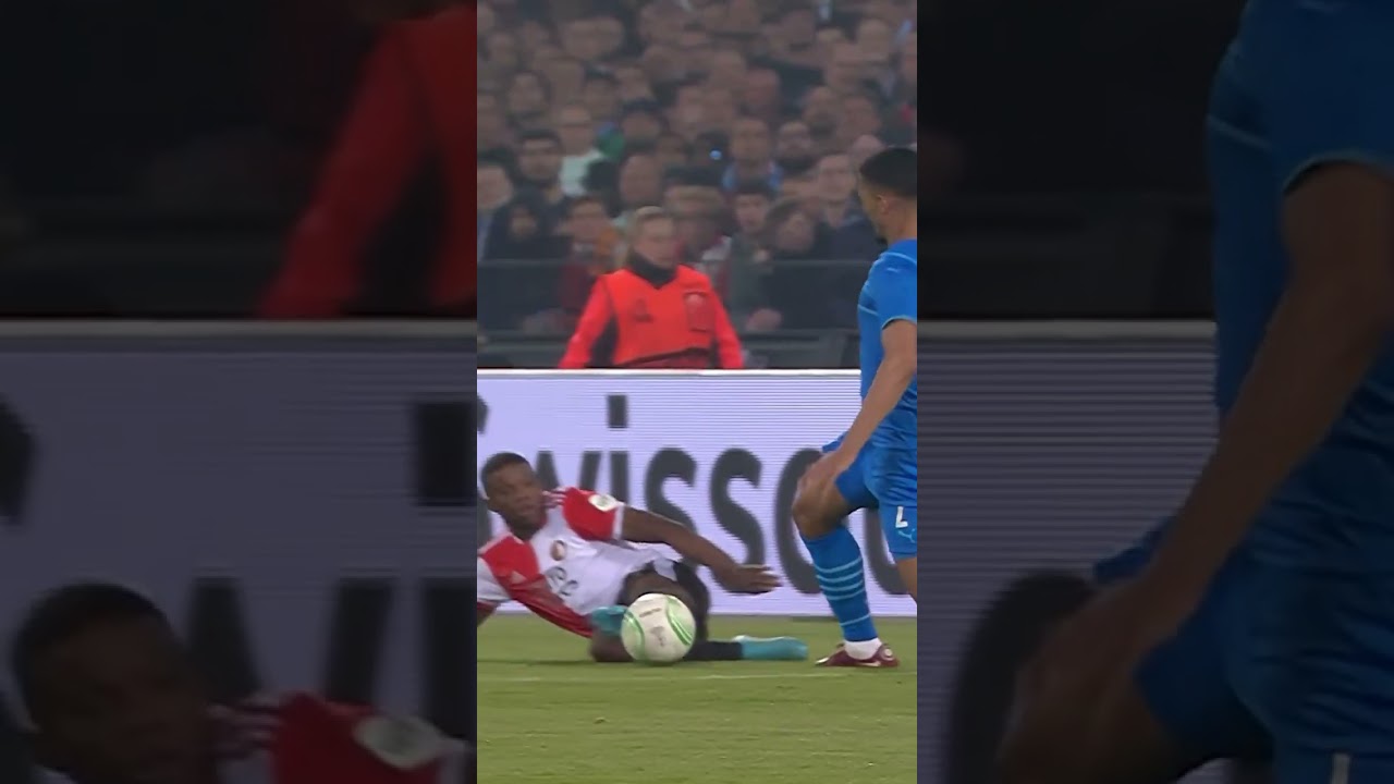 Malacia perfectly timed tackle 