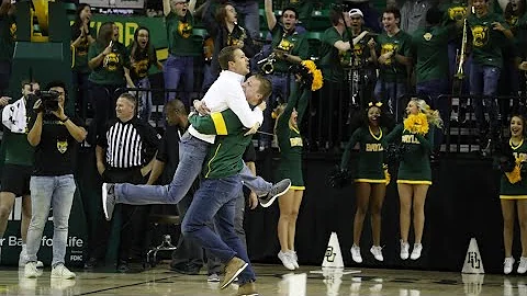 Baylor fan 96-foot putt, makes history in Waco