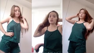 Ta Sa Isang Maaraw Na Umaga Magandang Babae Gumising Aktibidad