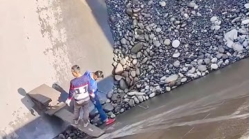 Barge unloads 2500 tons of cobblestone !  The flow of cobblestone is amazing