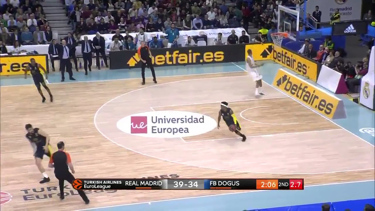 Bobby Dixon'ın yarı sahanın gerisinden yolladığı inanılmaz basket!