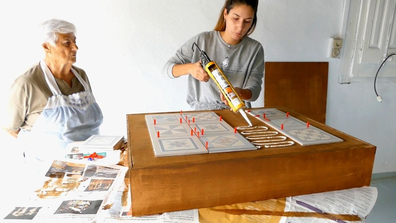 IDEA con PALET 💡 Pegar AZULEJOS sobre MADERA (MUY FACIL)😱 MESA para lugares PEQUEÑOS en EXTERIOR👍